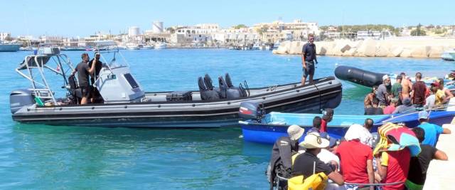 Migranti fuggono dall'hotspot di Lampedusa foto Ansa