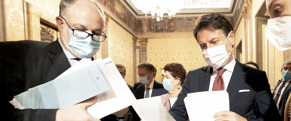 A handout photo made available by the Chigi Palace Press Office shows Italian Economy Minister Roberto Gualtieri (L) with Italian Prime Minister, Giuseppe Conte, prior a press conference at the end of the Cabinet for the decree law August (dl Agosto) at Chigi Palace in Rome, Italy, 07 August 2020.
ANSA/CHIGI PALACE PRESS OFFICE/FILIPPO ATTILI 
+++ ANSA PROVIDES ACCESS TO THIS HANDOUT PHOTO TO BE USED SOLELY TO ILLUSTRATE NEWS REPORTING OR COMMENTARY ON THE FACTS OR EVENTS DEPICTED IN THIS IMAGE; NO ARCHIVING; NO LICENSING +++