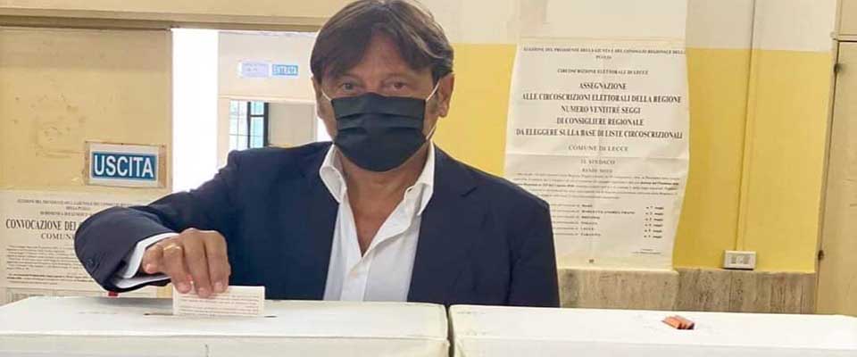 Inserisce nell’urna il certificato invece che la scheda: il selfie del deputato del Pd fa sbellicare il web