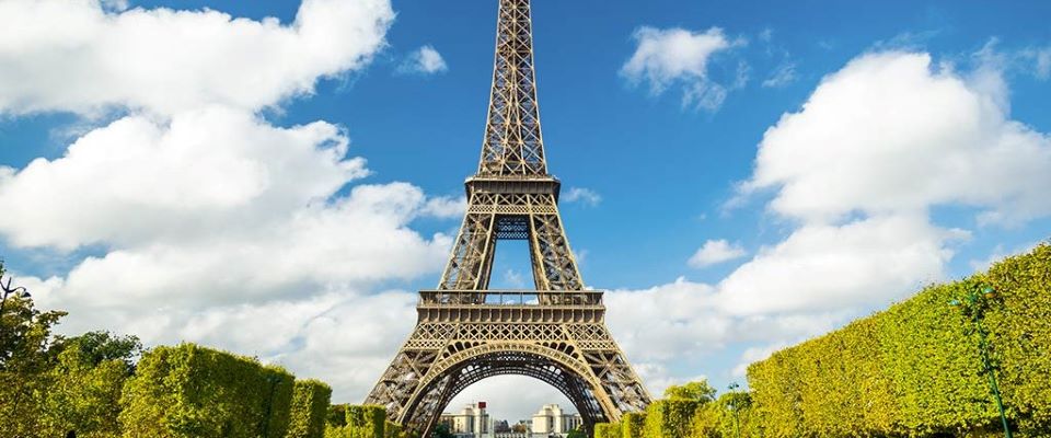 Allarme bomba a Parigi. Evacuata e poi riaperta la Torre Eiffel dopo una telefonata anonima