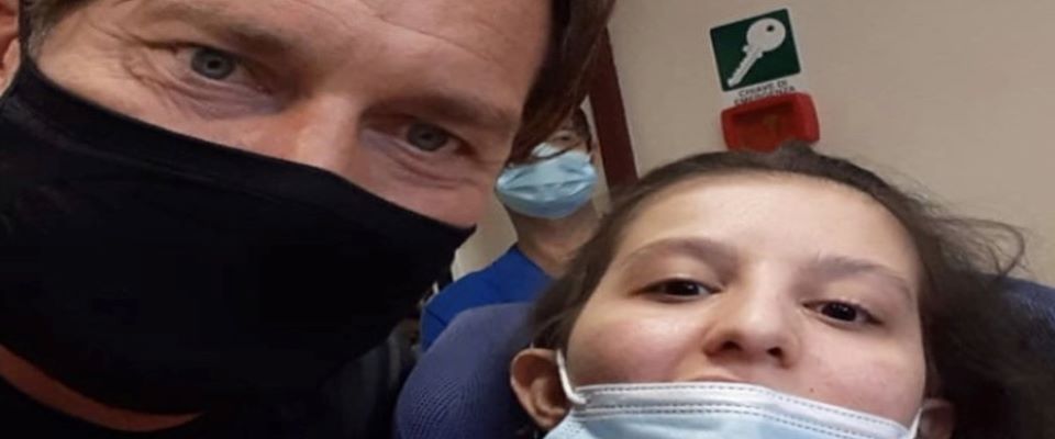 “Sbrigati a guarì, se no te gonfio”. Totti visita la calciatrice laziale uscita dal coma grazie alla sua voce