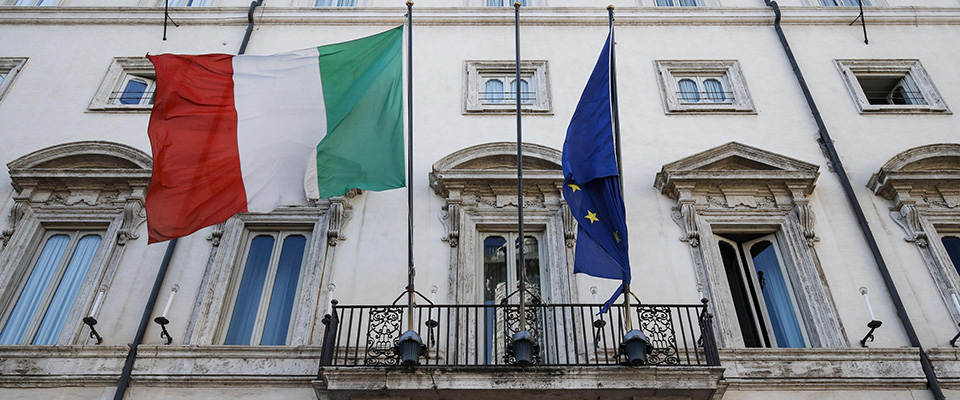 La bandiera italiana si muove al vento (s) e la bandiera europea ferma annodata all’asta, durante la riunione odierna del Consiglio dei ministri a palazzo Chigi, Roma, 1 luglio 2019. ANSA/GIUSEPPE LAMI