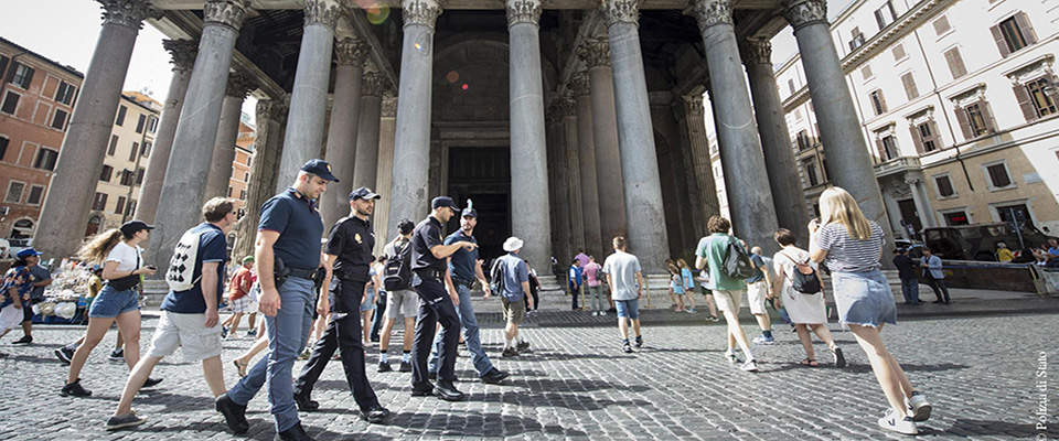 Al via, per il quinto anno consecutivo, il progetto “Turismo sicuro – Comisarias Conjuntas” sul territorio italiano, 2 luglio 2018. Il “Pattugliamento congiunto Italia Spagna”, coordinato dal Servizio per la Cooperazione Internazionale di Polizia (SCIP) del Dipartimento della Pubblica Sicurezza, vedrà, fino alla metà di luglio, Agenti della Polizia di Stato e del Cuerpo Nacional de Policia  in servizio per le strade di Roma e Firenze. ANSA/ POLIZIA DI STATO   +++ ANSA PROVIDES ACCESS TO THIS HANDOUT PHOTO TO BE USED SOLELY TO ILLUSTRATE NEWS REPORTING OR COMMENTARY ON THE FACTS OR EVENTS DEPICTED IN THIS IMAGE; NO ARCHIVING; NO LICENSING +++