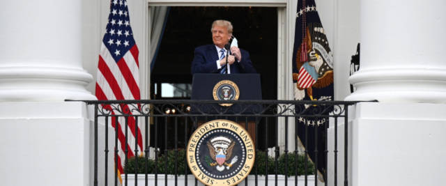 Trump dal balcone