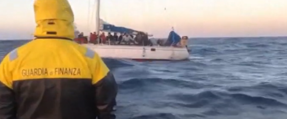 Migranti in barca a vela sbarcati in Calabria frame da video Youtube