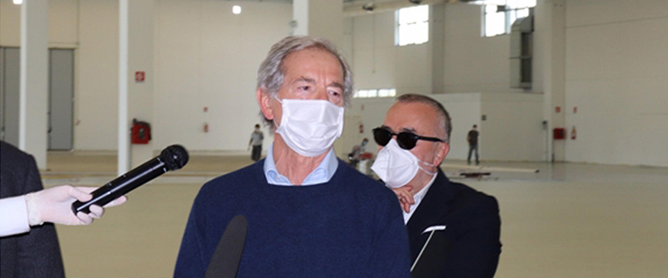 Guido Bertolaso visita la Fiera di Civitanova Marche che sarÃ  riconvertita in ospedale per terapia intensiva per i pazienti Covid, 17 aprile 2020.
ANSA/ GIANLUIGI BASILIETTI