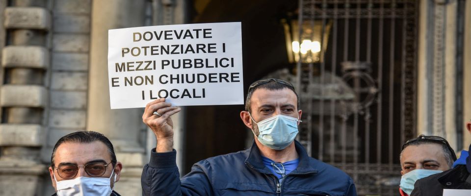 Meloni e Salvini in piazza con i commercianti: per noi non siete “sacrificabili” (video)