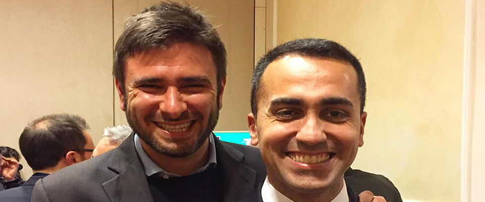 Il candidato premier del M5s Luigi di Maio con Alessandro di Battista nella sede del comitato elettorale del M5s in una foto tratta dal profilo facebook di Di Battista. ++ ATTENZIONE LA FOTO NON PUO’ ESSERE PUBBLICATA O RIPRODOTTA SENZA L’AUTORIZZAZIONE DELLA FONTE DI ORIGINE CUI SI RINVIA +++