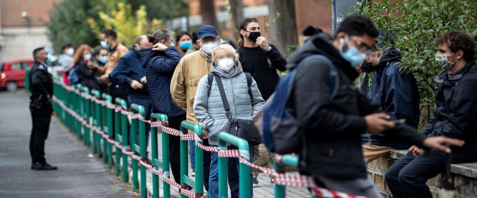 Lazio, drive in al collasso. Anche 12 ore di fila per un tampone. E Zingaretti pensa al Pd