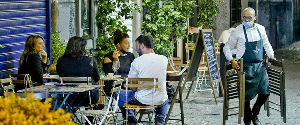 Nella zona dei ‘baretti’ a Napoli allo scoccare delle 23, come previsto dall’ordinanza anti Covid  del governatore della Campania Vincenzo De Luca –  camerieri e baristi si apprestano a ritirare sedie e tavolini per chiudere i locali sotto gli occhi degli ultimi clienti ottobre  2020
ANSA / CIRO FUSCO