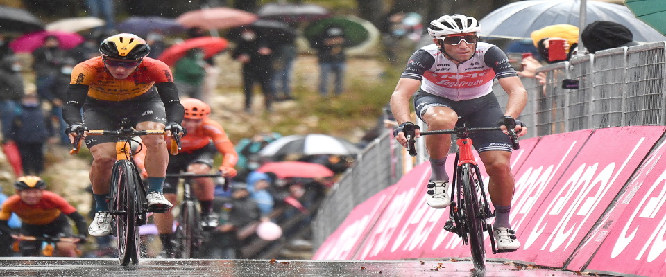 Giro d’Italia, due ciclisti e 6 membri dello staff positivi al Covid. La Mitchelton-Scott si ritira