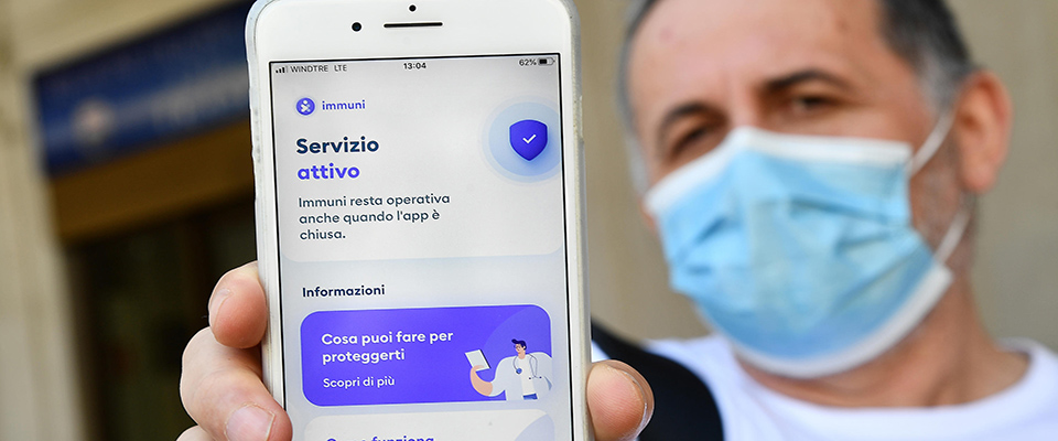 Una persona utilizza sul proprio  smartphone l’app Immuni, Genova, 8 giugno 2020.  Finora più di due milioni di italiani hanno già scaricato l’app Immuni che parte oggi in 4 Regioni (Abruzzo, Liguria, Marche e Puglia). ANSA/LUCA ZENNARO