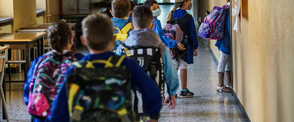 Ritorno a scuola al tempo del Covod. Entrata degli alunni con misurazione temperatura e distanziamento alla scuola Baricco.Torino 14 settembre 2020 ANSA/TINO ROMANO