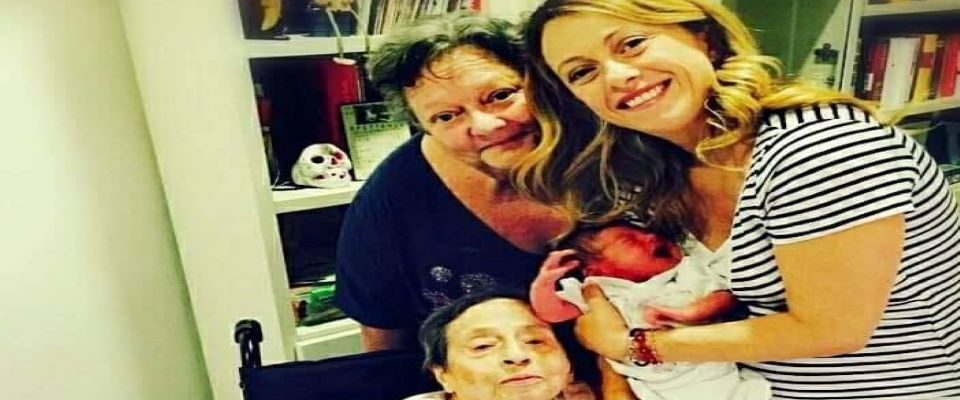 Festa dei nonni. Meloni: “Sono il pilastro su cui si regge l’Italia”. E posta la foto con mamma e nonna