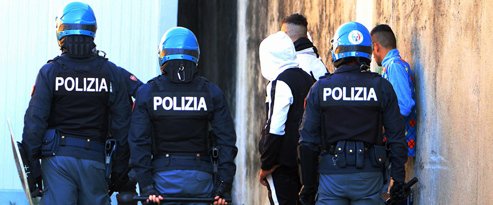 Una protesta si è verificata nel pomeriggio nel Cpr (Centro permanente per i rimpatri) di via Corelli, alla periferia di Milano: gli immigrati, per lo più tunisini, che si trovano in due settori della struttura hanno inscenato una protesta utilizzando degli estintori, cosa che ha richiesto l’intervento delle Forze dell’Ordine che hanno riportato la situazione sotto controllo, 12 ottobre 2020.
ANSA/PAOLO SALMOIRAGO