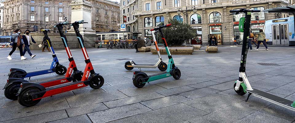 Monopattini elettrici parcheggiati nelle vie del centro di Milano, 13 ottobre 2020. E’ partito oggi un servizio strutturato di rimozione dei monopattini in divieto di sosta, che stanno invadendo in questi mesi marciapiedi e strade della città. Il servizio, come emerge da una circolare del vicecomandante della Polizia Locale Paolo Ghirardi, si svolgerà per tutti i giorni della settimana (dalle 8 alle 13 e dalle 13.30 alle 20) e utilizzerà anche un autocarro di Atm (l’azienda dei trasporti milanesi) per portare via i mezzi.ANSA/Mourad Balti Touati