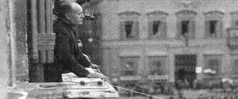 Trump si affaccerà dal Blue balcony. Ma per favore non tirate in ballo il Duce