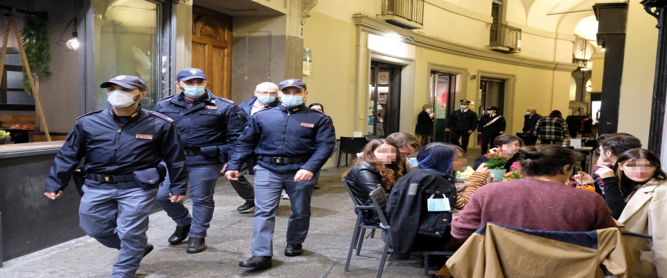 Controlli delle forze dell’ordine durante la movida in piazza Vittorio per l’aumento del numero dei contagi Covid, Torino,, 10 ottobre 2020 ANSA/ ALESSANDRO DI MARCO