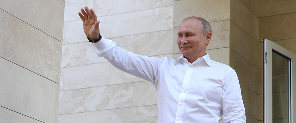 epa08704193 Russian President Vladimir Putin waves after a meeting with Kyrgyz President Sooronbay Jeenbekov in the Black sea resort of Sochi, Russia, 28 September 2020. Kyrgyz President is on a working visit to Russia.  EPA/MICHAIL KLIMENTYEV / SPUTNIK / KREMLIN POOL MANDATORY CREDIT