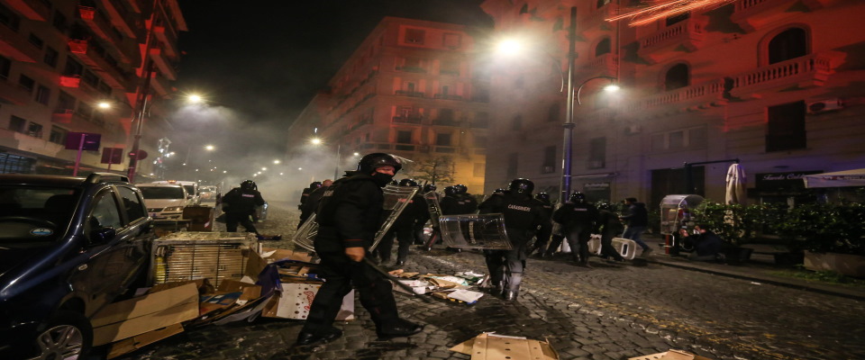 Altro che fascisti e camorra: i “rivoluzionari per il comunismo” rivendicano la guerriglia di Napoli