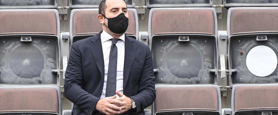 epa08686661 Italian Youth Policy and Sports Minister Vincenzo Spadafora wearing a protective face mask during the men’s singles final round match at the Italian Open tennis tournament in Rome, Italy, 21 September 2020.  EPA/Riccardo Antimiani / POOL