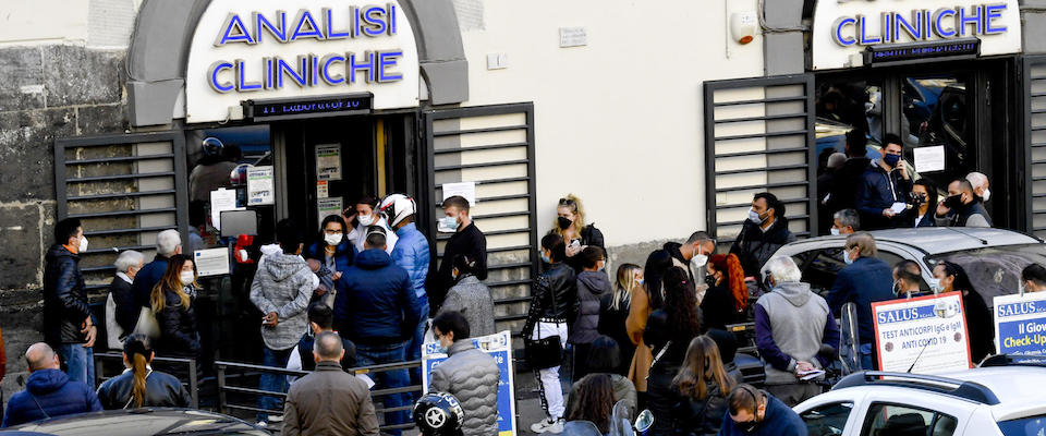 La fila di pazienti in attesa di effettuare il tampone per il coronavirus  davanti ad un laboratorio di analisi in piazzetta Esedra, Napoli, 19 ottobre 2020. ANSA / CIRO FUSCO