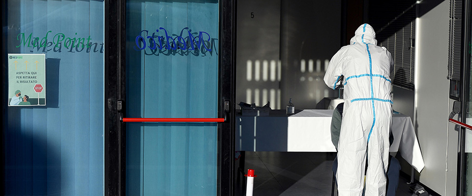 Health worker wearing overalls performs rapid antigen tests for COVID-19 in a medical office, Rome, Italy, 17 November 2020. Italy fights with the second wave of pandemic of the SARS-CoV-2 coronavirus which causes the Covid-19 disease.   ANSA / ETTORE FERRARI