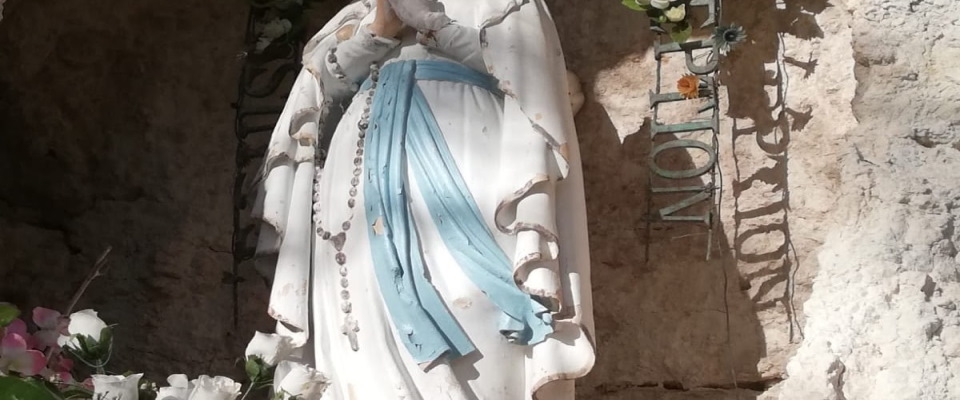 Francia, cresce l’odio anticristiano: decapitata la statua della Madonna a Tarn-et-Garonne