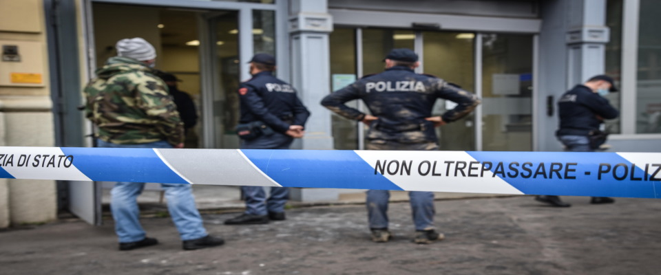 Rapina in banca a Milano, ferito alla nuca il direttore. I ladri sono scappati con il bottino dalle fogne