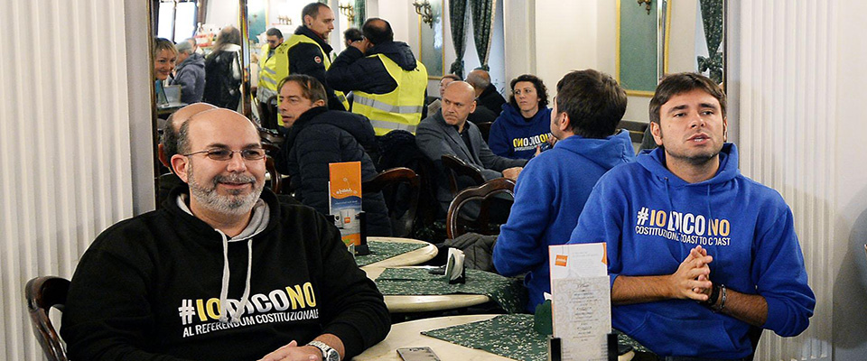 Alessandro Di Battista, Vito Crimi (s) e Roberto Fico (d) durante la tappa del TrenoTour #IoDicoNo del Movimento 5 Stelle a Chivasso, Torino, 11 novembre 2016. ANSA/ ALESSANDRO DI MARCO