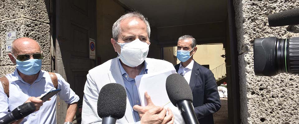 Il direttore del dipartimento di Medicina molecolare e virologica dell’Università di Padova, Andrea Crisanti, esce dalla procura di Bergamo dopo un colloquio con i magistrati che si occupano delle inchieste sulle conseguenze del coronavirus nel Bergamasco, 22 giugno 2020.  ANSA/FILIPPO VENEZIA