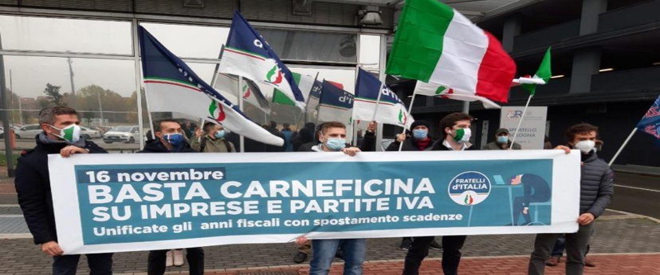 Flash mob di Fratelli d’Italia: “Il governo pugnala imprese e partite Iva. Restituisca il fatturato perso”