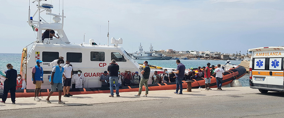 Una dozzina di migranti sono stati portati sulla più grande delle Pelagie a bordo di una motovedetta della capitaneria di porto, Lampedusa 21 settembre 2020.  Si tratta dell’ennesimo piccolo sbarco autonomo, la loro imbarcazione è stata intercettata a poche miglia da Lampedusa. ANSA/ELIO DESIDERIO