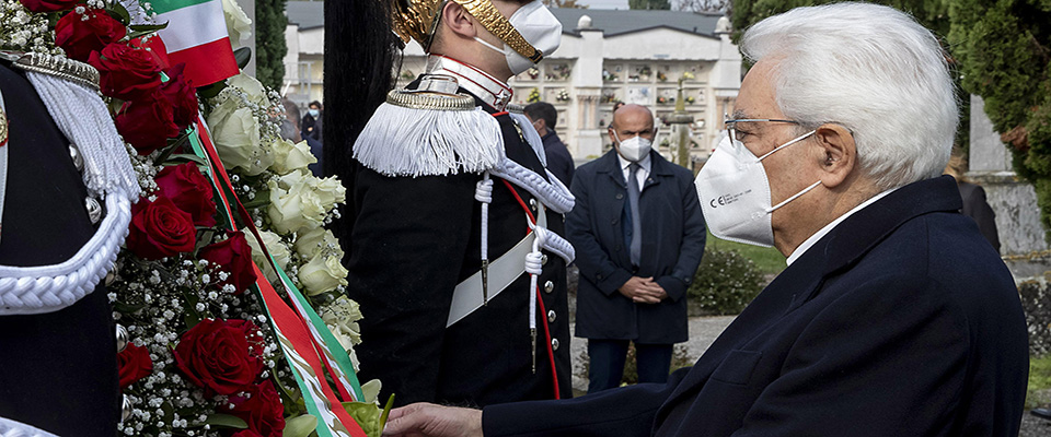 This handout photo provided by the Quirinal Press Office shows Italian President Sergio Mattarella during his visit to the cemetery of Castegnato, near Brescia, northern Italy, 01 November 2020. Castegnato is the municipality where a plaque in memory of all the victims of the Covid-19 disease was stolen last 07 September.
ANSA/ QUIRINAL PRESS OFFICE/ PAOLO GIANDOTTI
+++ ANSA PROVIDES ACCESS TO THIS HANDOUT PHOTO TO BE USED SOLELY TO ILLUSTRATE NEWS REPORTING OR COMMENTARY ON THE FACTS OR EVENTS DEPICTED IN THIS IMAGE; NO ARCHIVING; NO LICENSING +++