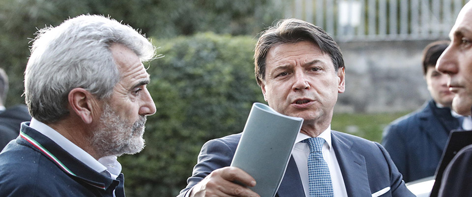 Il presidente del Consiglio Giuseppe Conte (C) e Agostino Miozzo nella sede operativa della Protezione Civile al termine dell’incontro su emergenza Coronavirus, Roma, 28 Febbraio 2020. ANSA/GIUSEPPE LAMI