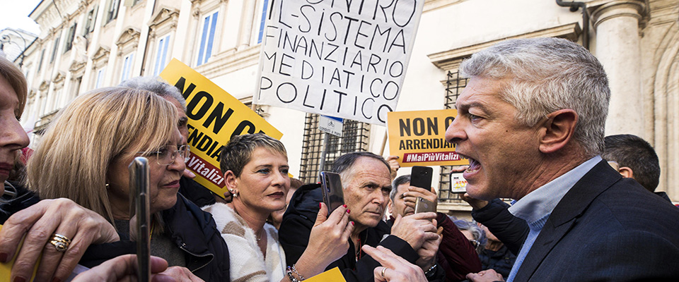 Nicola Morra attacca ancora Jole Santelli. Qui in una manifestazione di piazza con i grillini