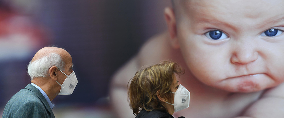 Two people look at the blow-up of a photo, part of an outdoor exhibition, on display in a street in the center of Milan, 30 October 2020. For Federconsumatori it is “essential” that the government accelerates “the launch of plans for economic recovery “and use” the support made available by Europe. In this perspective it is unthinkable and unthinkable not to take advantage of the ESM, especially now that we are witnessing a resurgence of the pandemic “. ANSA / DANIEL DAL ZENNARO