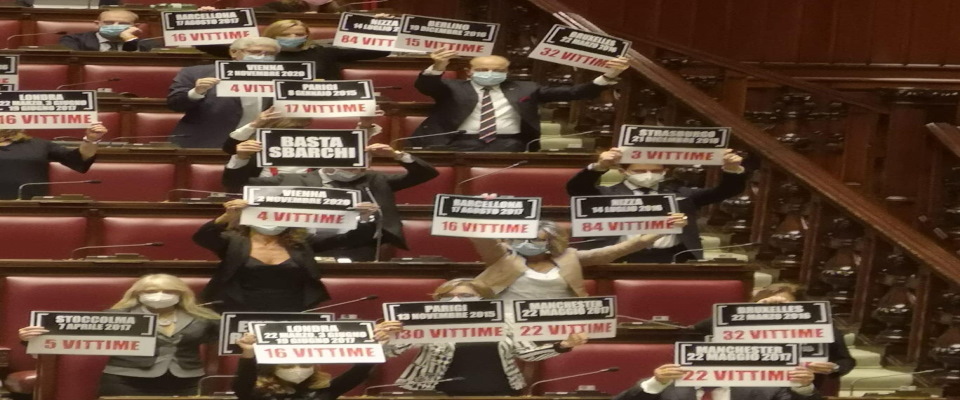 “Basta sbarchi”. La protesta di Fratelli d’Italia a Montecitorio: cartelli contro il terrorismo islamico