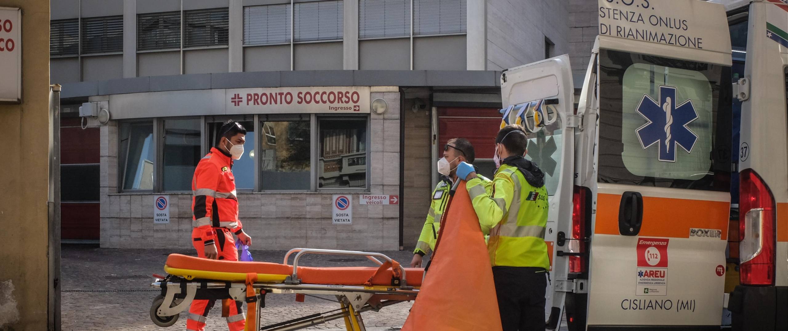 Milano cadavere davanti ospedale