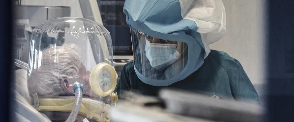 Health workers wearing overalls and protective masks in the intensive care unit of the Tor Vergata hospital during the second wave of the Covid-19 Coronavirus pandemic, Rome, Italy, 26 November 2020. ANSA/GIUSEPPE LAMI