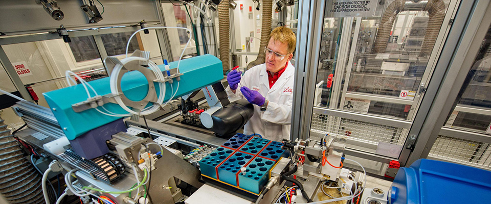 epa05278286 A undated handout image made available by the Eli Lilly and Company, showing Lilly employees working at a company laboratory at an undisclosed location, United States. Lilly released their 1st quarter 2016 results on 26 April 2016, saying their 1st quarter revenue was 4,86 billion USD, up from 4,64 billion in 2015, a change of 5 per cent. Reported net income was 440.1 million USD, down from 529.5 million USD in 2015, a change of 17 per cent.  EPA/LILLY.COM / HANDOUT  HANDOUT EDITORIAL USE ONLY/NO SALES