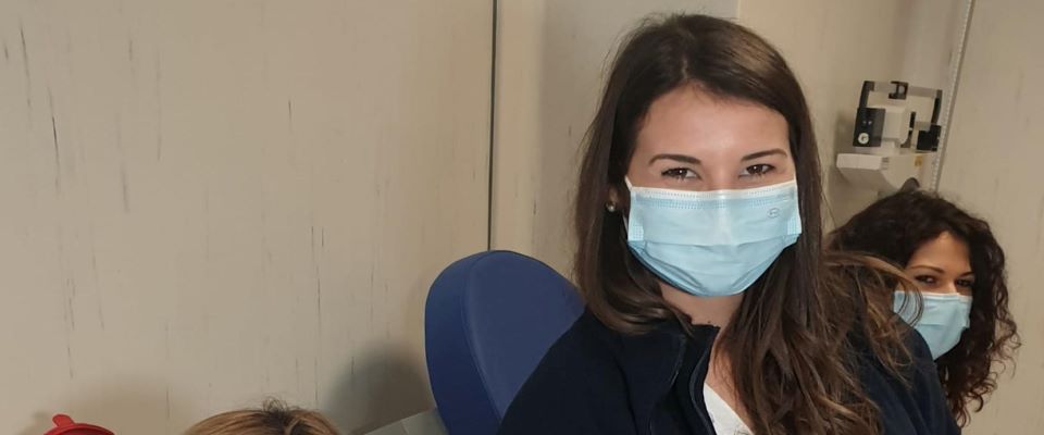 “Vediamo quando muori”: no vax scatenati contro l’infermiera prima vaccinata d’Italia