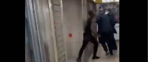Nigeriano aggredisce passanti in metro