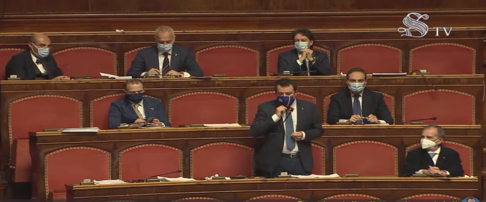 Salvini: siete indegni, avete lo stipendio garantito mica come i baristi… E scoppia la bagarre (video)