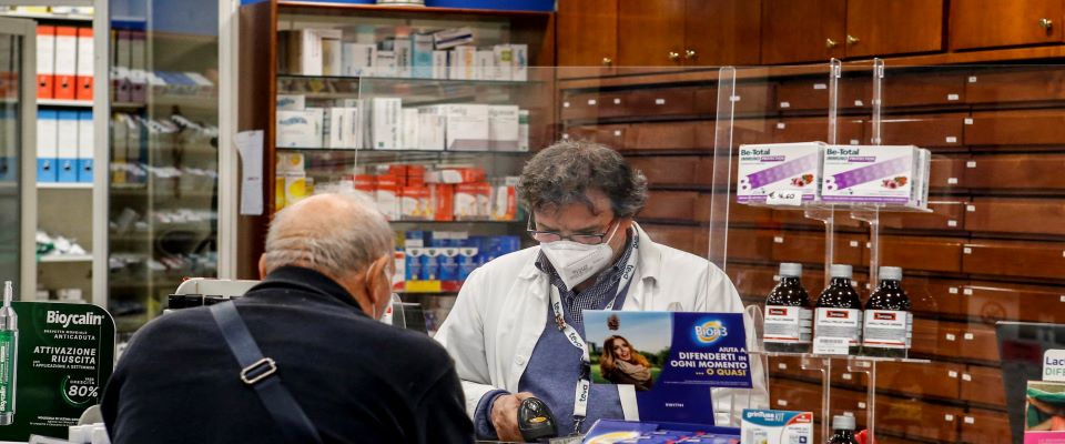 L’interno di una farmacia, Roma 19 novembre 2020. A partire da oggi la regione Lazio da il via libera alle farmacie per eseguire i test rapidi. ANSA / FABIO FRUSTACI