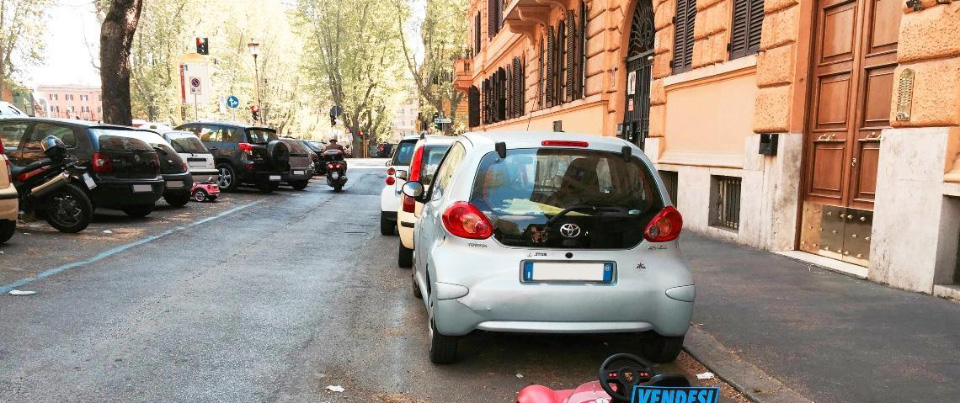 “Vendesi Porsche a pedali. Chiamare ore pappa”, “Brum Brum da vero duro. Ideale per pomeriggi dai nonni”, “Vendesi macchina sportiva vista cielo. Posto Peluche. Chiamare mamma ore asilo”. Sono alcuni degli annunci che oggi hanno invaso la Capitale. Al posto delle solite macchine e motociclette, i mezzi di trasporto protagonisti erano automobili giocattolo e tricicli. E sui cartelli “Vendesi”, i messaggi dei veri proprietari dei giochi: i bambini. E’ la trovata dei responsabili di BabySharing.com, piattaforma online di compravendita di prodotti per bambini, per il lancio della start up sul mercato italiano. ANSA/ UFFICIO STAMPA 
++HO – NO SALES EDITORIAL USE ONLY++