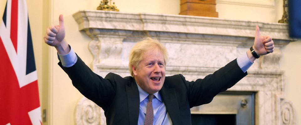 “Deal is done”, l’accordo è fatto. Così Boris Johnson conferma l’intesa raggiunta con l’Ue sul dopo Brexit sul suo account Twitter, mostrandosi in una foto con i pollici all’insù.
TWITTER BORIS JOHNSON
+++ ATTENZIONE LA FOTO NON PUO’ ESSERE PUBBLICATA O RIPRODOTTA SENZA L’AUTORIZZAZIONE DELLA FONTE DI ORIGINE CUI SI RINVIA +++ ++ HO – NO SALES, EDITORIAL USE ONLY ++