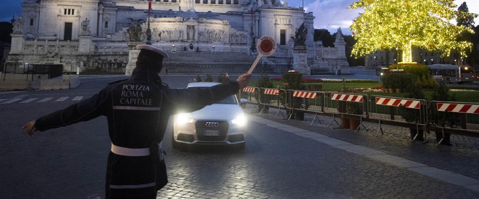 Un posto di controllo della Polizia Municipale in piazza Venezia per la Zona Rossa in occasione delle festivitˆ natalizie. Roma, 24 dicembre 2020. ANSA/CLAUDIO PERI