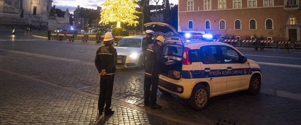 Un posto di controllo della Polizia Municipale in piazza Venezia per la Zona Rossa in occasione delle festivitˆ natalizie. Roma, 24 dicembre 2020. ANSA/CLAUDIO PERI