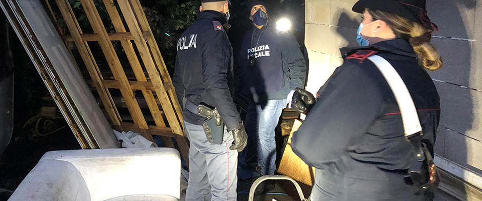 Arresti e sequestri per traffico illecito di rifiuti a Roma e Napoli in una operazione congiunta. I Carabinieri della Sezione di Polizia Giudiziaria della Procura di Roma e del Gruppo Carabinieri Forestale di Roma – Nipaaf, gli agenti della Polizia di Stato del Compartimento Polizia Ferroviaria di Roma, della Polizia Locale di Roma Capitale e della Polizia Locale della Città Metropolitana di Roma Capitale, stanno dando esecuzione ad un’ordinanza applicativa di misure cautelari emessa dal Tribunale Ordinario di Roma su richiesta della locale Direzione Distrettuale Antimafia nei confronti di 23 persone: 8 agli arresti domiciliari, 11 obblighi di presentazione alla polizia giudiziaria e 4 misure interdittive del divieto di esercitare attività di impresa per mesi dodici. I 23 sono ritenuti responsabili a vario titolo di associazione per delinquere finalizzata alla commissione di una serie indeterminata di reati contro l’ambiente, traffico illecito di rifiuti, autoriciclaggio, furto, ricettazione e sottrazione di cose sottoposte a sequestro. L’operazione, scattata all’alba vede impegnati oltre 120 uomini distribuiti nelle province di Roma e Napoli, 02 dicembre 2020.  ANSA / us Carabinieri  +++ ANSA PROVIDES ACCESS TO THIS HANDOUT PHOTO TO BE USED SOLELY TO ILLUSTRATE NEWS REPORTING OR COMMENTARY ON THE FACTS OR EVENTS DEPICTED IN THIS IMAGE; NO ARCHIVING; NO LICENSING +++